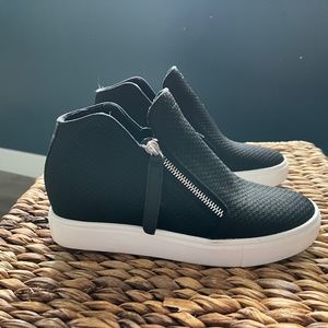 Women’s Steve Madden Wedge Sneaker -size 7.5 US